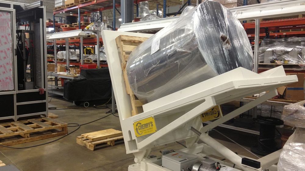 Type 3 tipper with V-cradle and notch for pallet alignment