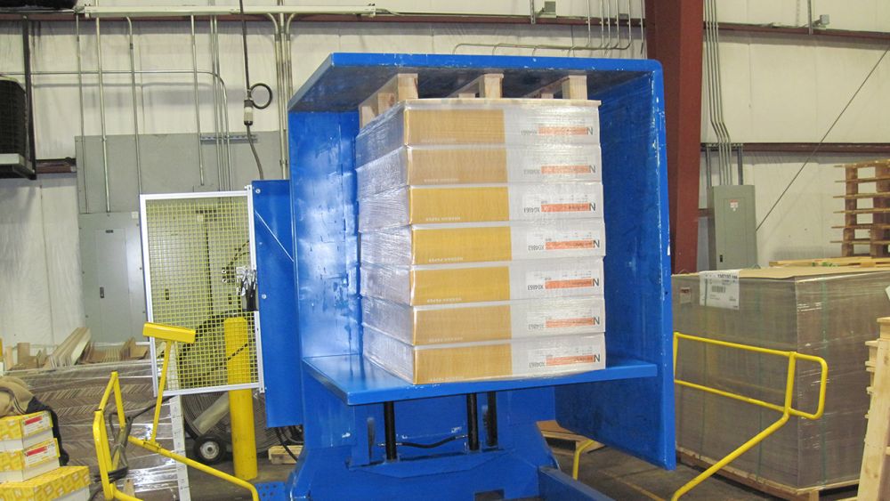 Pallet inverting transfering flooring to an export pallet
