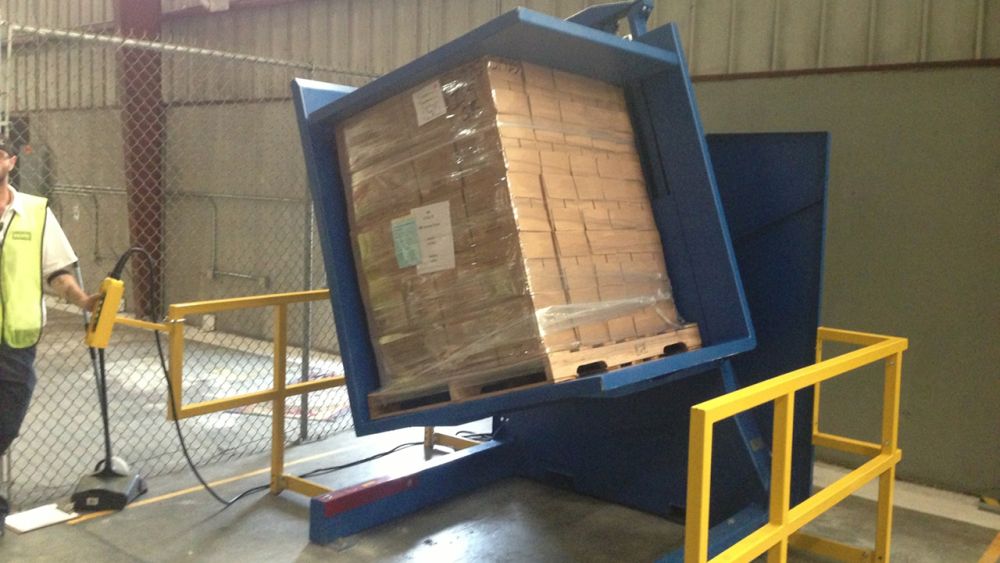 Pallet Inverter turning over cases