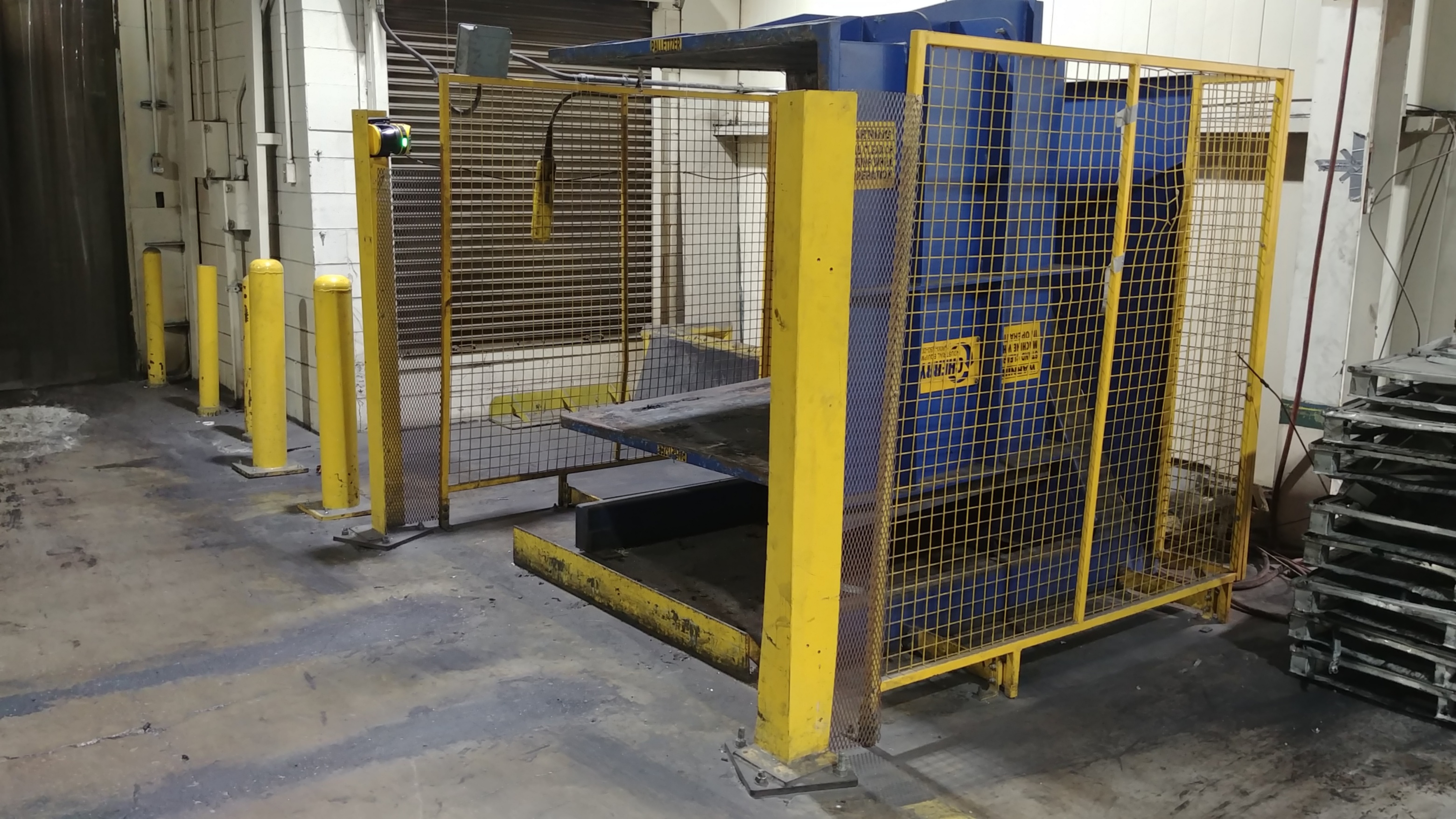 Pallet Inverter with safety laser scanner