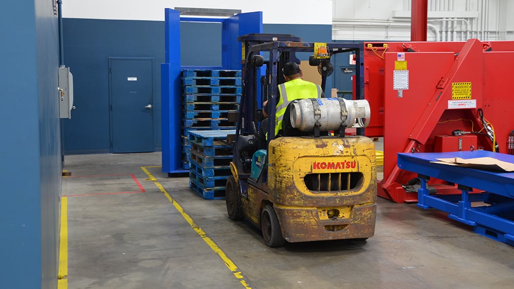 Load and square pallets with forklift truck and pallet wedge