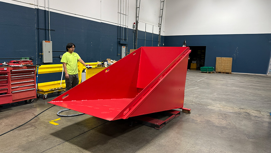 Ground loading tipper with support walls