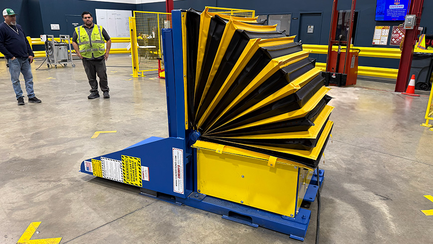 Type 1 tipper with safety accordion skirting